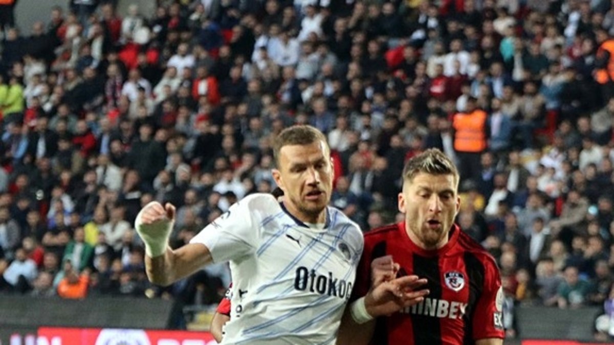 Edin Dzeko'dan ofsayt yorumu! Çizgi garip çizildi Edin Dzeko'dan ofsayt yorumu! Çizgi garip çizildi