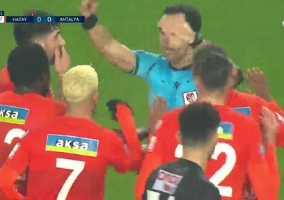 Hatayspor - Antalyaspor maçında Fatih Kurucuk kırmızı kart gördü! İşte o pozisyon