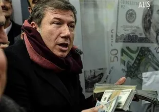 'Kral' Tanju dolarını bozdurdu