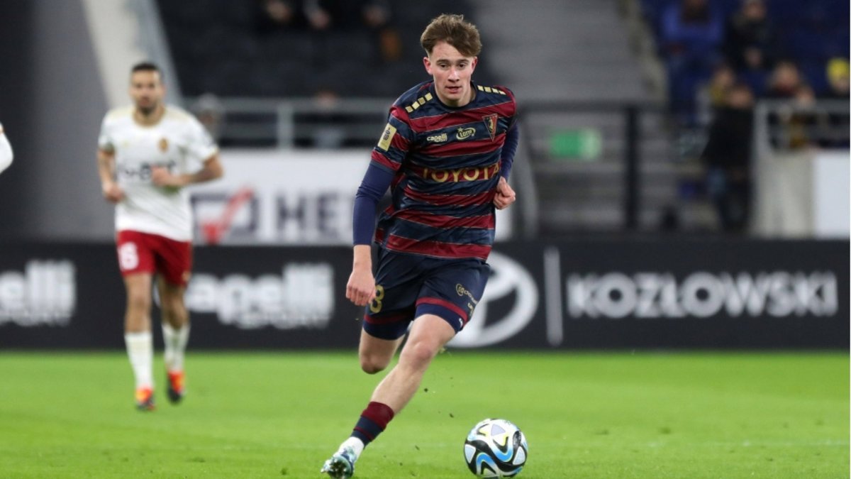 TRANSFER HABERİ: Fenerbahçe ve Galatasaray 18'lik yıldız için yarışta! Polonya basını duyurdu TRANSFER HABERİ: Fenerbahçe ve Galatasaray 18'lik yıldız için yarışta! Polonya basını duyurdu