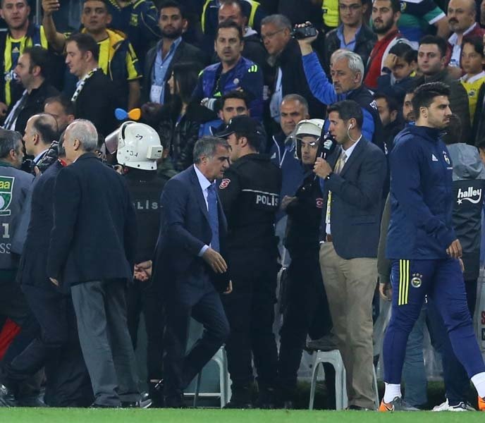 İşte derbide ekranlara yansımayan olay kareler...