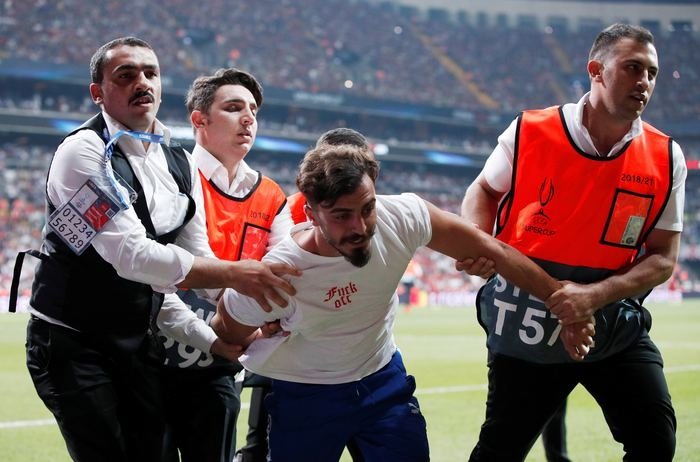 Liverpool - Chelsea maçında davetsiz misafir!