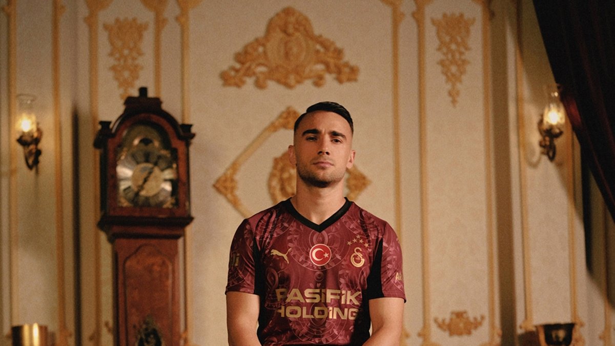 Galatasaray yeni sezon alternatif formasını tanıttı Galatasaray yeni sezon alternatif formasını tanıttı