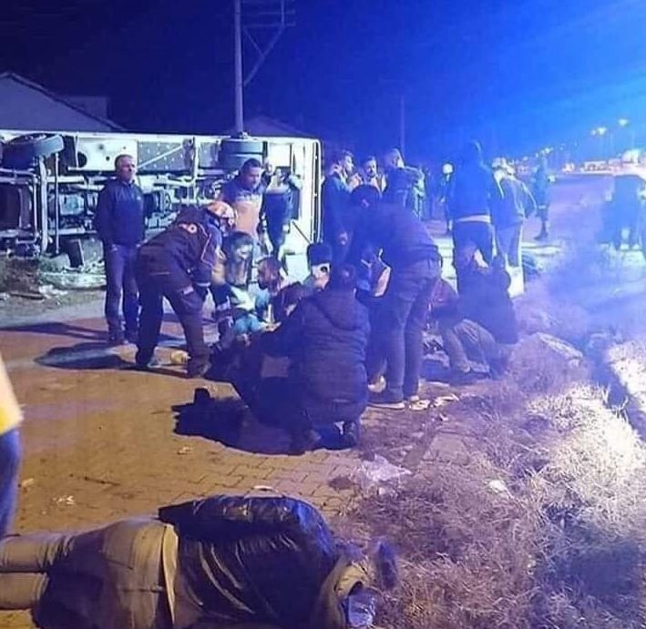 Ankaragücü taraftarlarını taşıyan otobüs kaza yaptı! İlk fotoğraflar...