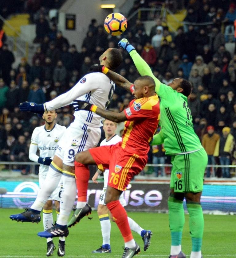 Kayserispor-Fenerbahçe karşılaşmasından kareler
