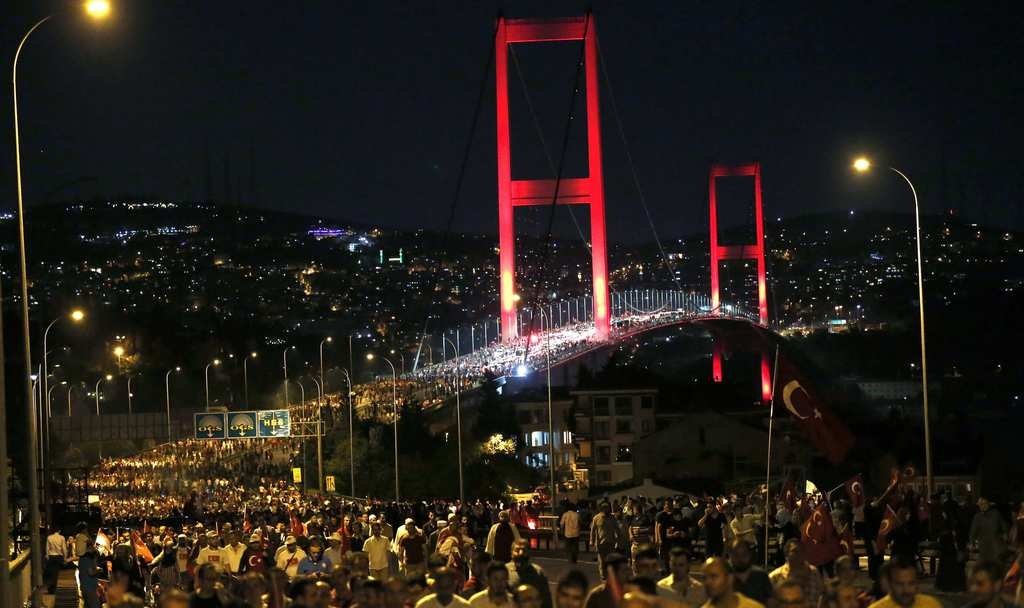Milyonlar demokrasi nöbetinde