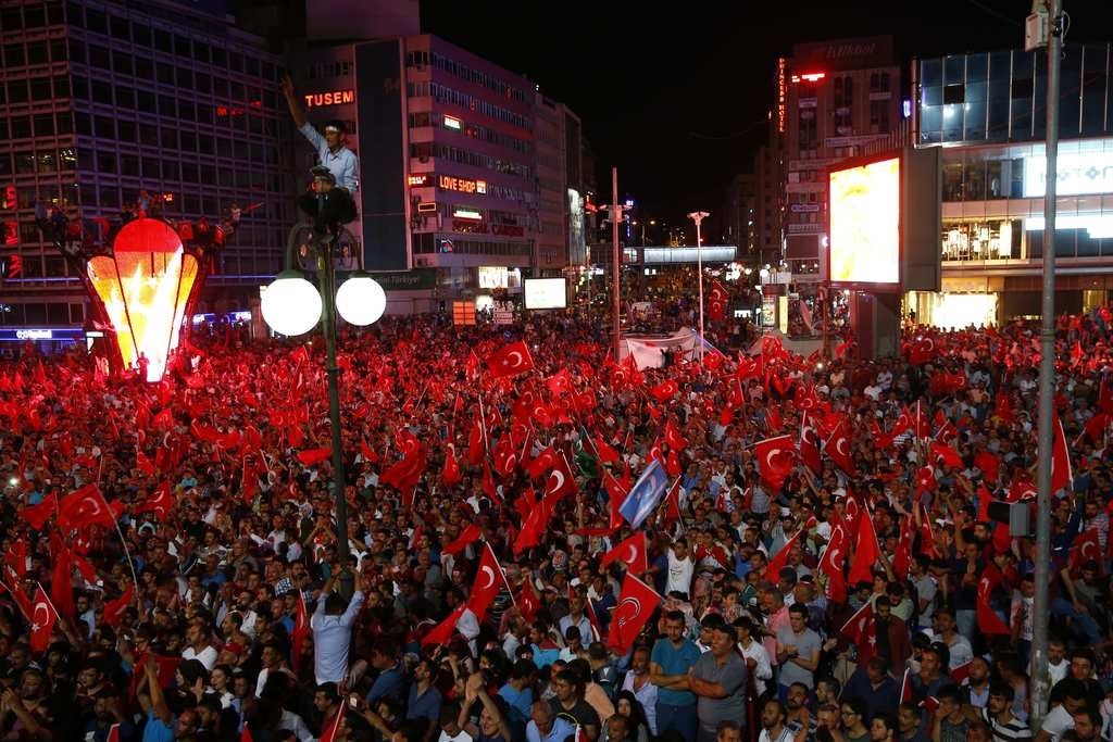 Halk demokrasi nöbetinde