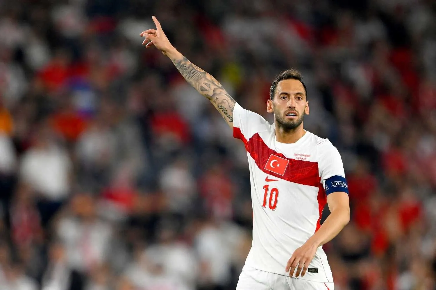 Hakan Çalhanoğlu'nun uyluk kasında zorlanma saptandı