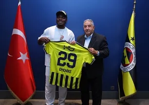 Emmanuel Emenike, F.Bahçe'yi ziyaret etti!