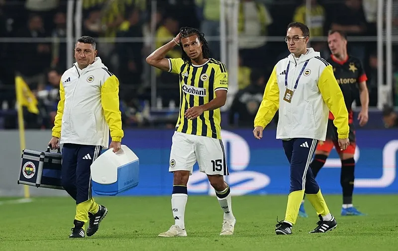 Fenerbahçe'de Nathan Ake şoku! Slavia Prag maçına devam edemedi - 1