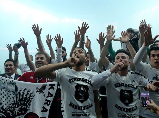 Maç sonunda Arena’da büyük çoşku!