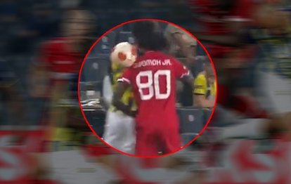 Fenerbahçe Antwerp maçında korkutan anlar! Nazım Sangare ve Pierre Dwomoh kafa kafaya çarpıştı