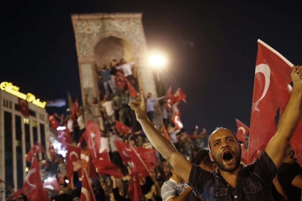 Halk demokrasi nöbetinde