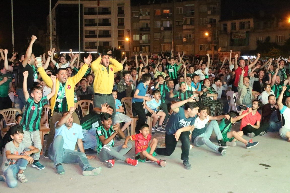 Akhisar sokağa döküldü!