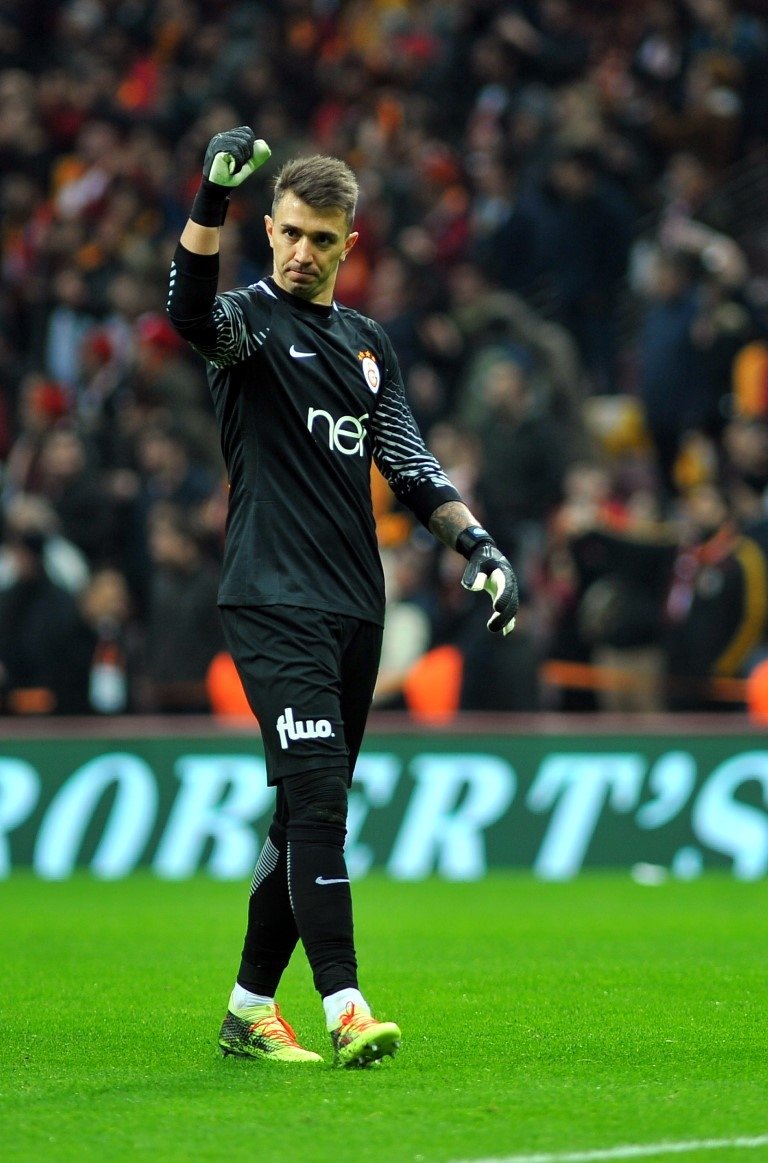 Tüyolar Muslera’dan