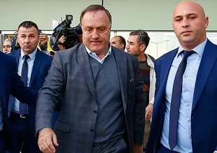 Dick Advocaat biletini aldı gidiyor