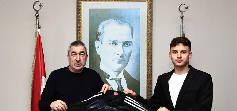 Beşiktaş Fahri Kerem Ay'la profesyonel sözleşme imzaladı