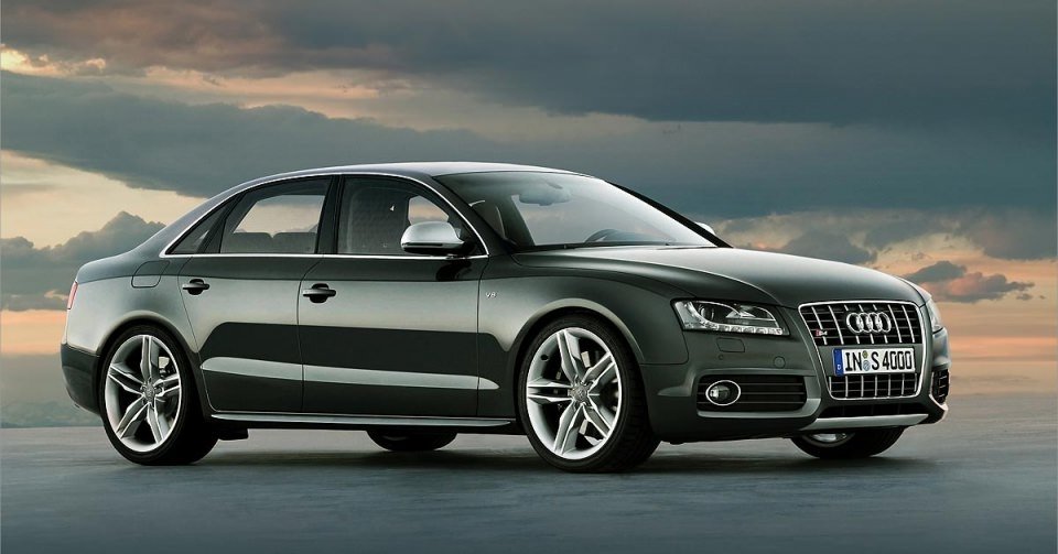 Ünlü futbolcular ve lüks otomobilleri