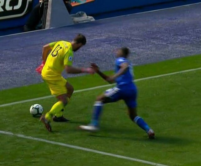 Karius'un yerine alınan Alisson Becker hatalı gol yedi ...