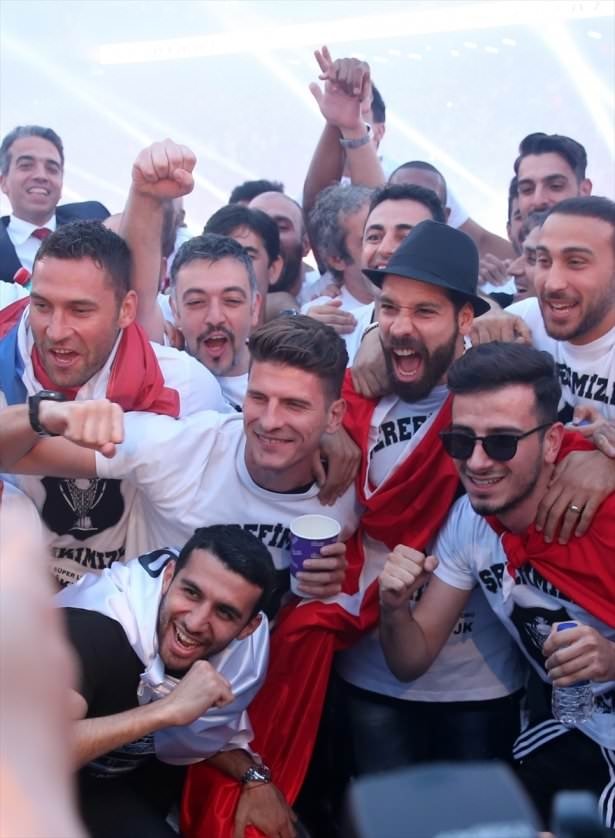 Şampiyon Beşiktaş kupasına kavuştu!