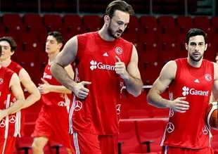 A Milli Takım'da kadro 12'ye düştü