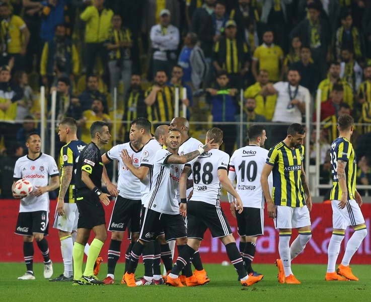 İşte derbide ekranlara yansımayan olay kareler...