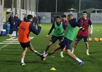 Fenerbahçe'de kamp çalışmaları sürüyor