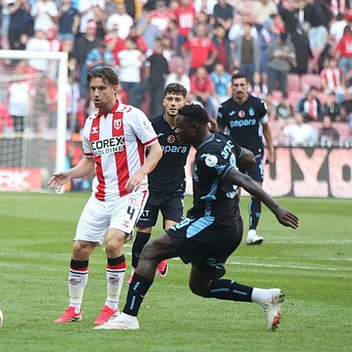 Samsunspor-Trabzonspor maçında tartışmalı kırmızı kart