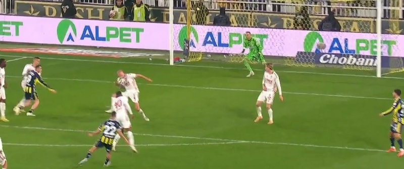 fenerbahce-penalti-bekledi-iste-o-pozisyon-1772995402581.jpeg