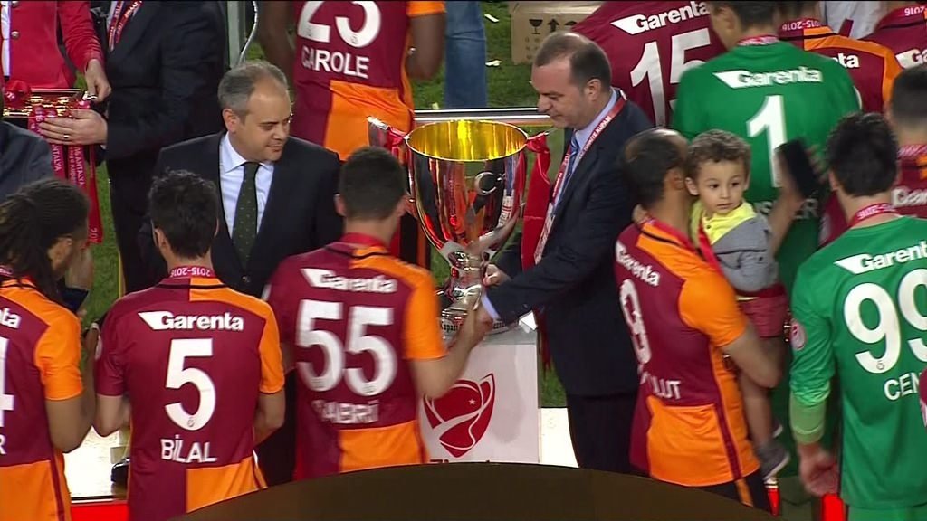 Aslan kupasını kaldırdı!