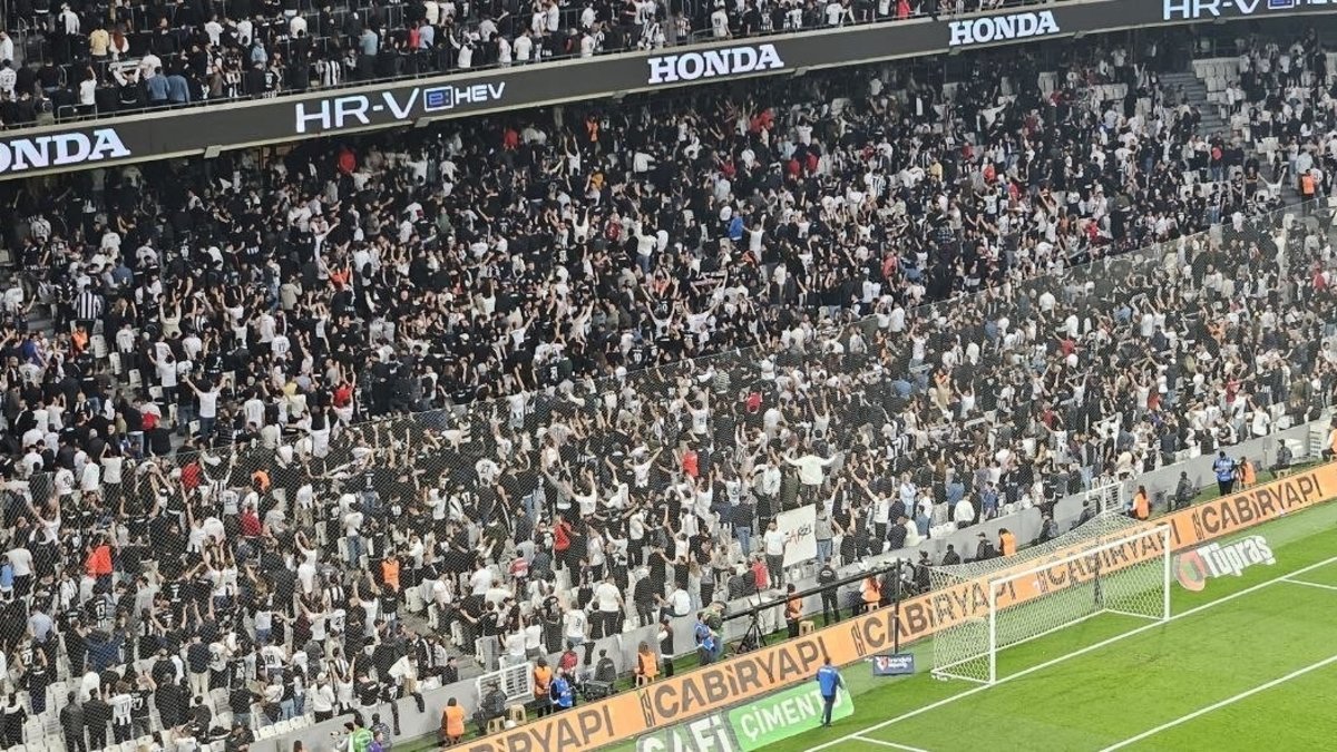 Beşiktaş taraftarından derbide protesto! 5 dakikada boyunca...