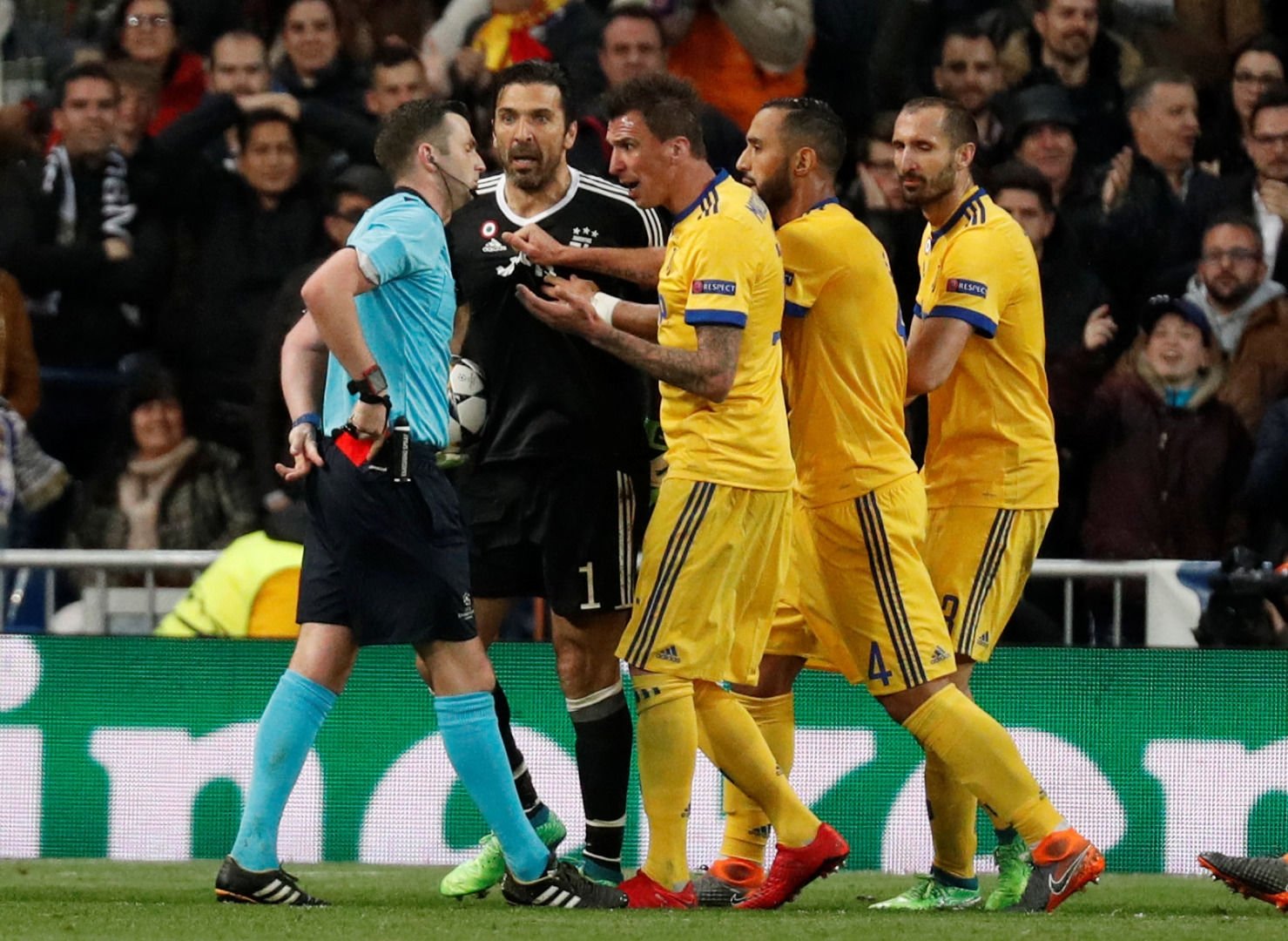 Buffon çıldırdı!