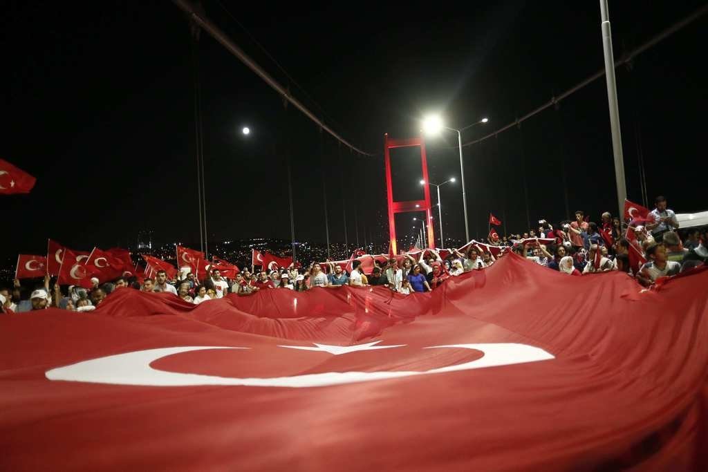 Milyonlar demokrasi nöbetinde