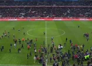 Fransa'da taraftarlar sahaya daldı!