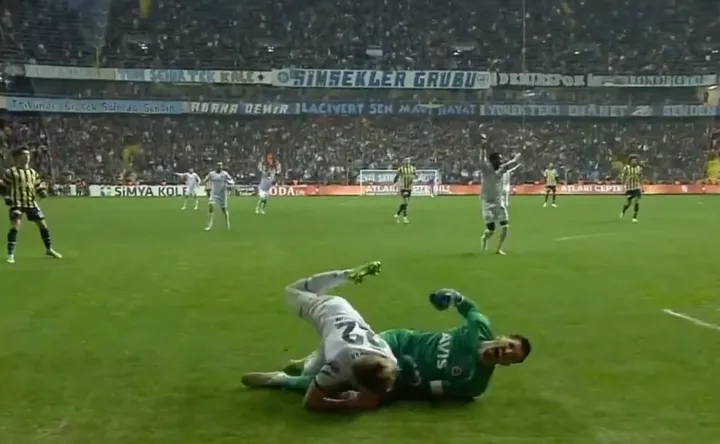 Adana Demirspor - Fenerbahçe maçında 2. kez penaltı kararı çıktı! İşte o pozisyon - 4