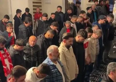 Almanya'da gurbetçiler milli maçı izlemek için sabah namazında buluştu!