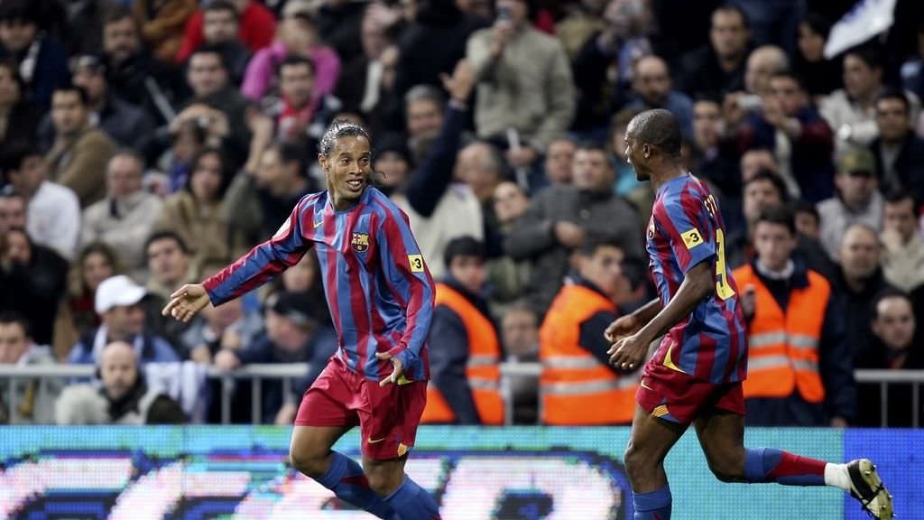 Samuel Eto’o Ronaldinho’yu getiriyor
