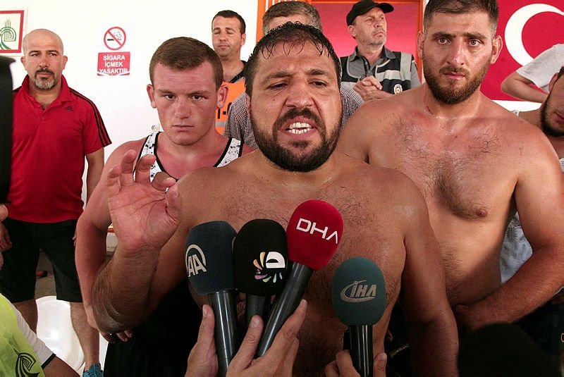 4 kez Başpehlivan olan Recep Kara ’VAR’ kararı sonrasında Kırkpınar güreşlerini bıraktı