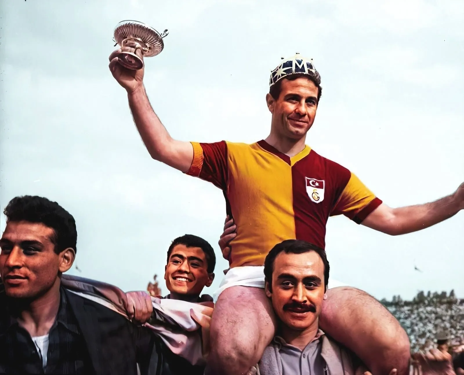 Türk futbolunun ve Galatasaray'ın unutulmaz efsanesi Metin Oktay, kabri başında anıldı