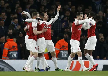 Arsenal yarı final kapısını araladı