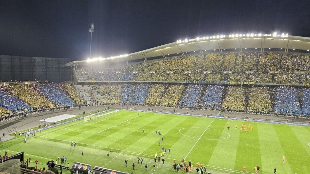 Fenerbahçe tribünleri dev derbiye hazır!