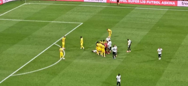 Eyüpspor Beşiktaş'a karşı 10 kişi kaldı! - 1