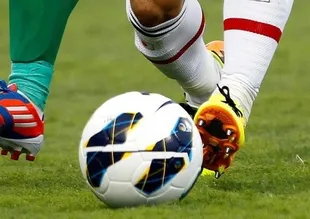 İran'da futbol taraftarlarından Halep'e destek