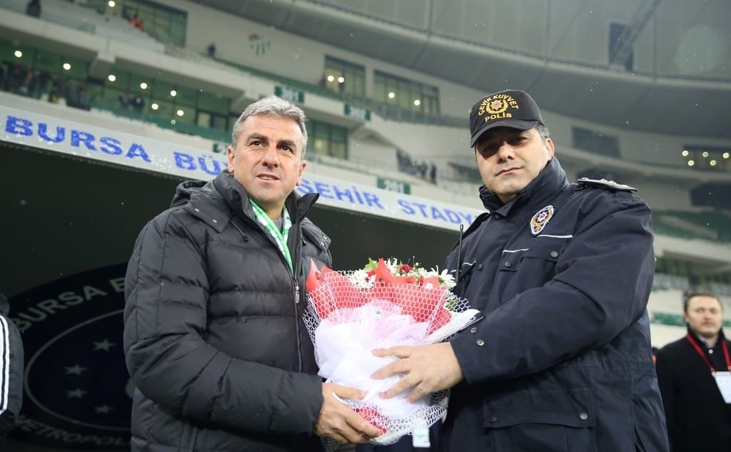 Bursaspor sahaya çevik kuvvet montlarıyla çıktı