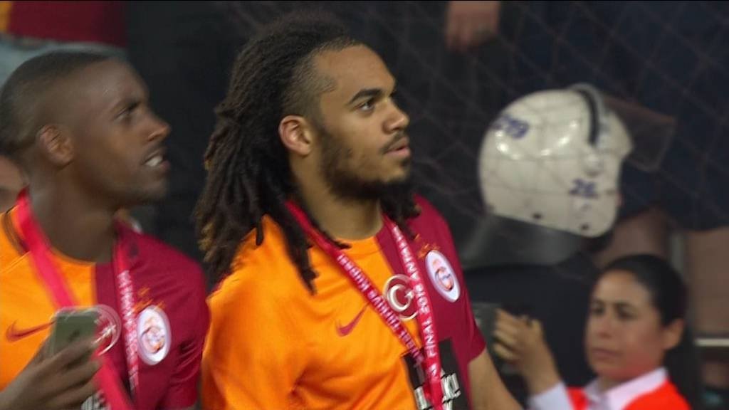 Aslan kupasını kaldırdı!