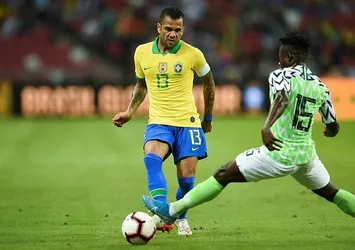 Dani Alves: Paris'te çok ırkçı var