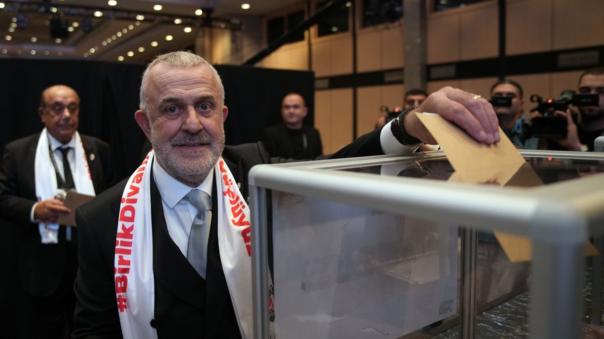 Beşiktaş'ta yeni divan başkanı Ahmet Ürkmezgil seçildi! Beşiktaş'ta yeni divan başkanı Ahmet Ürkmezgil seçildi!