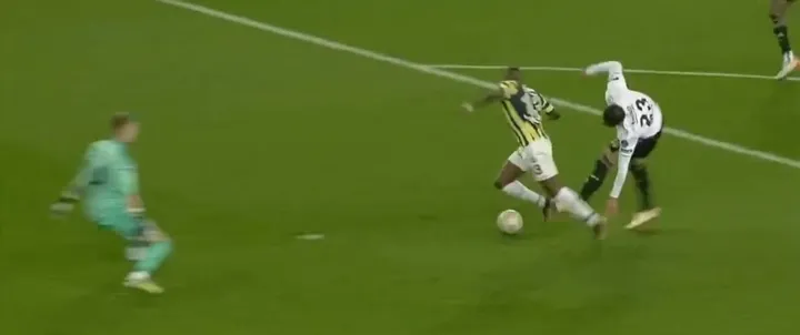 Fenerbahçe - Beşiktaş derbisinde hem kırmızı kart hem penaltı! İşte o pozisyon - 3