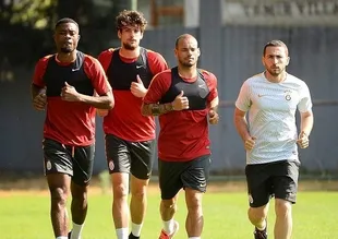 Sneijder takımla birlikle çalışmalara başladı