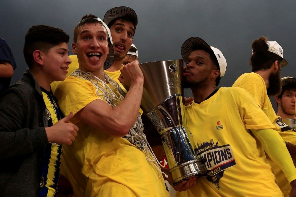 Datome söz verdi, saçlarını kestirdi